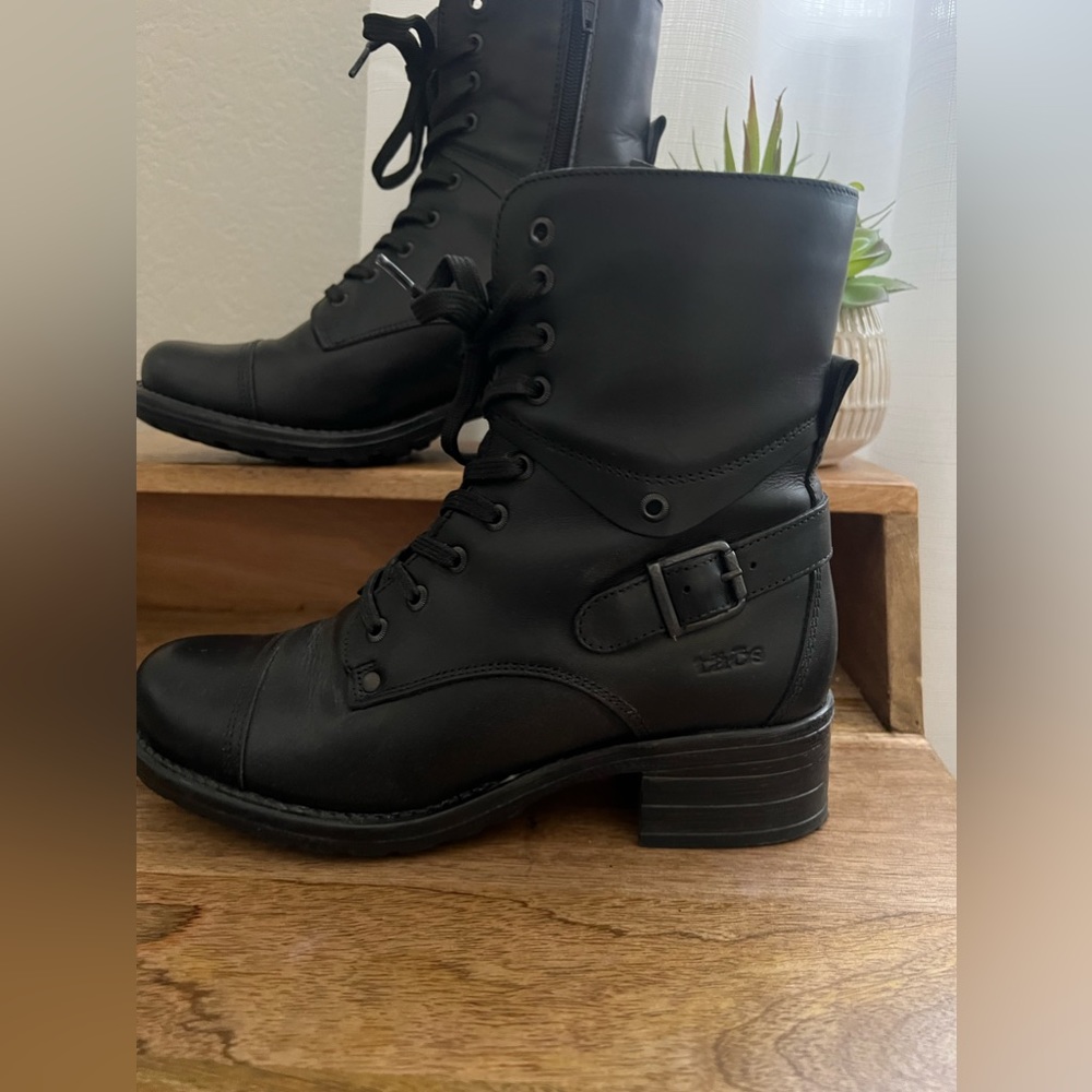Taos Crave Black leather Nubuck lace up boots women’s 8.5